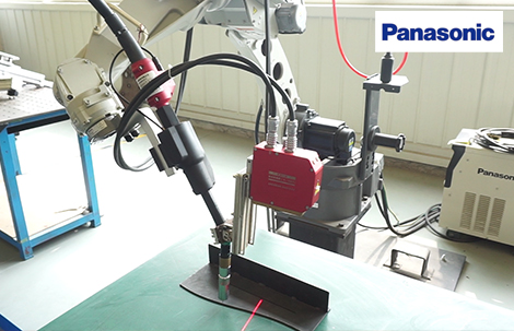 松下機器人配套英萊激光視覺焊縫跟蹤系統(tǒng)實現(xiàn)S形曲線焊縫變姿態(tài)跟蹤